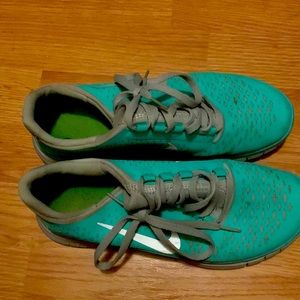 Womens size 7 Teal Nikes